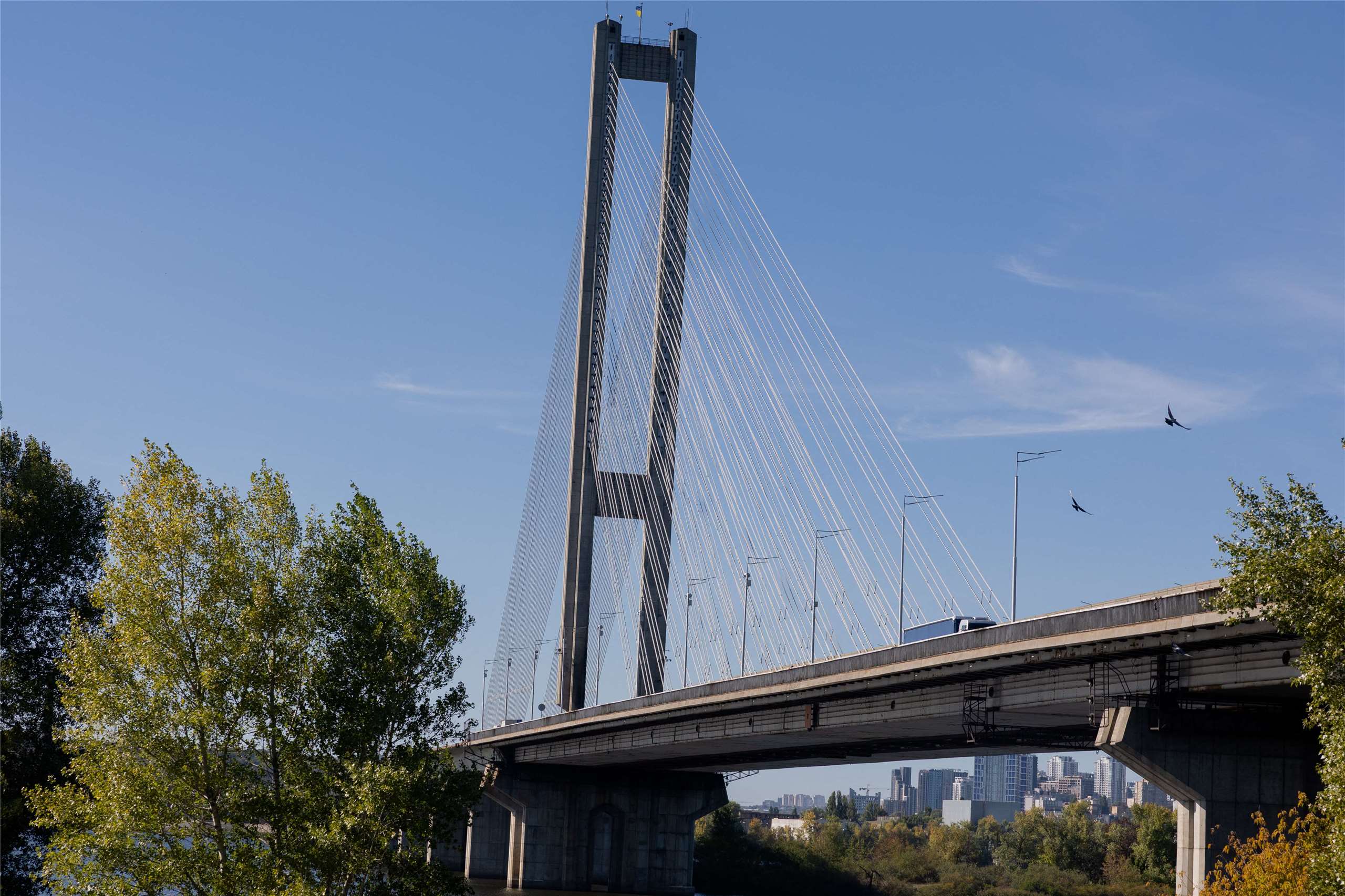 俄羅斯無人機1日擊中基輔的南方大橋（Southern Bridge）。