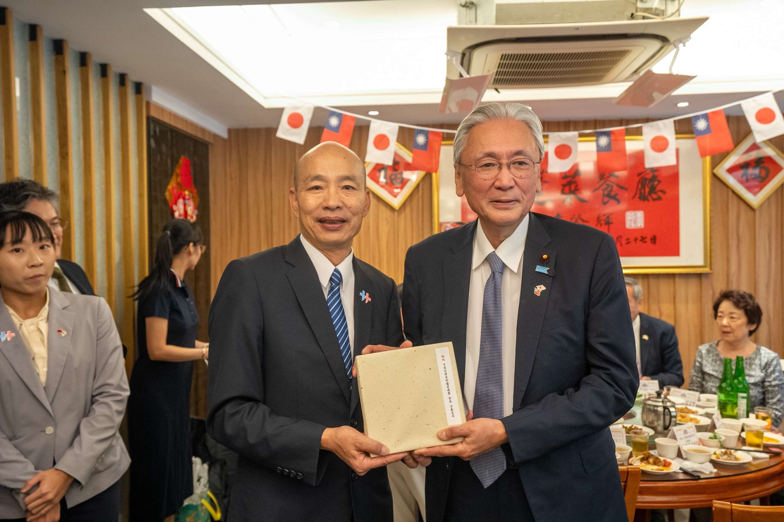 立法院長韓國瑜(前左)11日午間偕同朝野立委等人，共同款宴「日本台灣友好議員聯盟」會長古屋圭司眾議員(前右)率領的「中華民國國慶日本國會議員祝賀團」一行。（立法院提供）