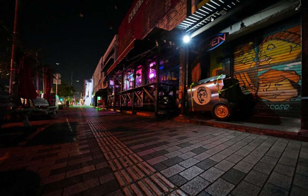 日本沖繩縣的古座門街（Koza Gate Street）靠近美軍基地，街上許多酒吧和餐廳都關門歇業。