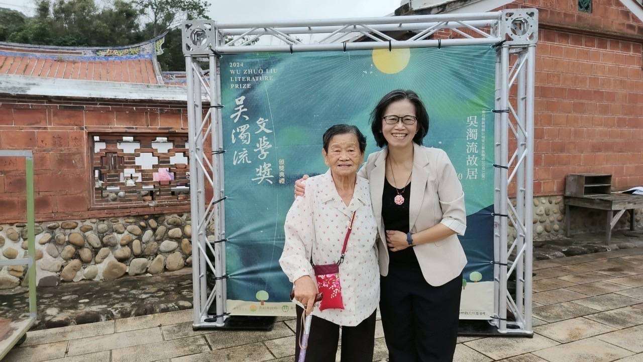 邱湘雲老師(右)熱愛客語文學創作，榮獲吳濁流文學獎殊榮