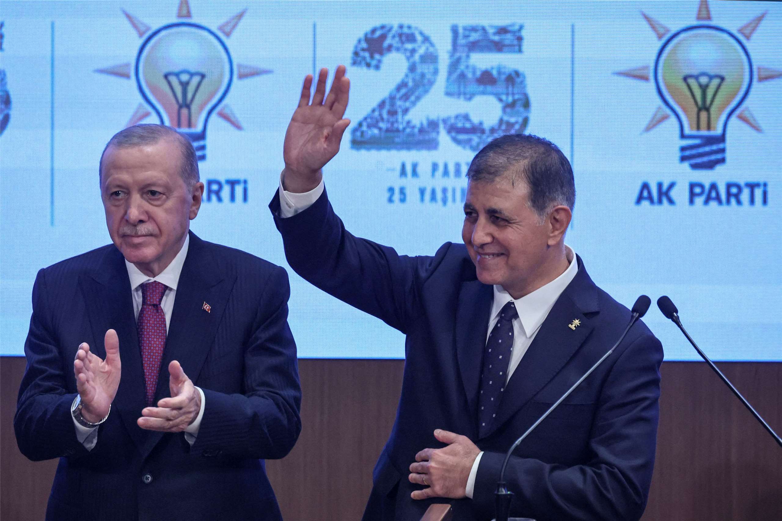 土耳其總統艾爾段(Recep Tayyip Erdogan)(左)歡迎伊茲米爾市(Izmir)的市長圖蓋(Cemil Tugay))宣佈加入執政黨「正義發展黨」(AKP)。