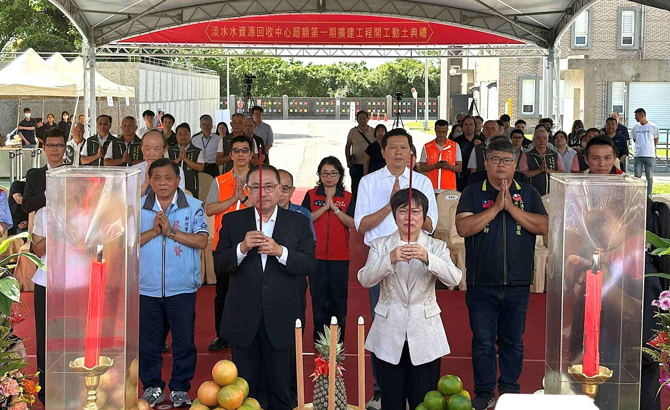 內政部長劉世芳、新北市長侯友宜、內政部國土管理署總工程司曾正宗等人19日共同出席「淡水水資源回收中心超額第一期擴建工程開工動土典禮」。(圖：內政部)