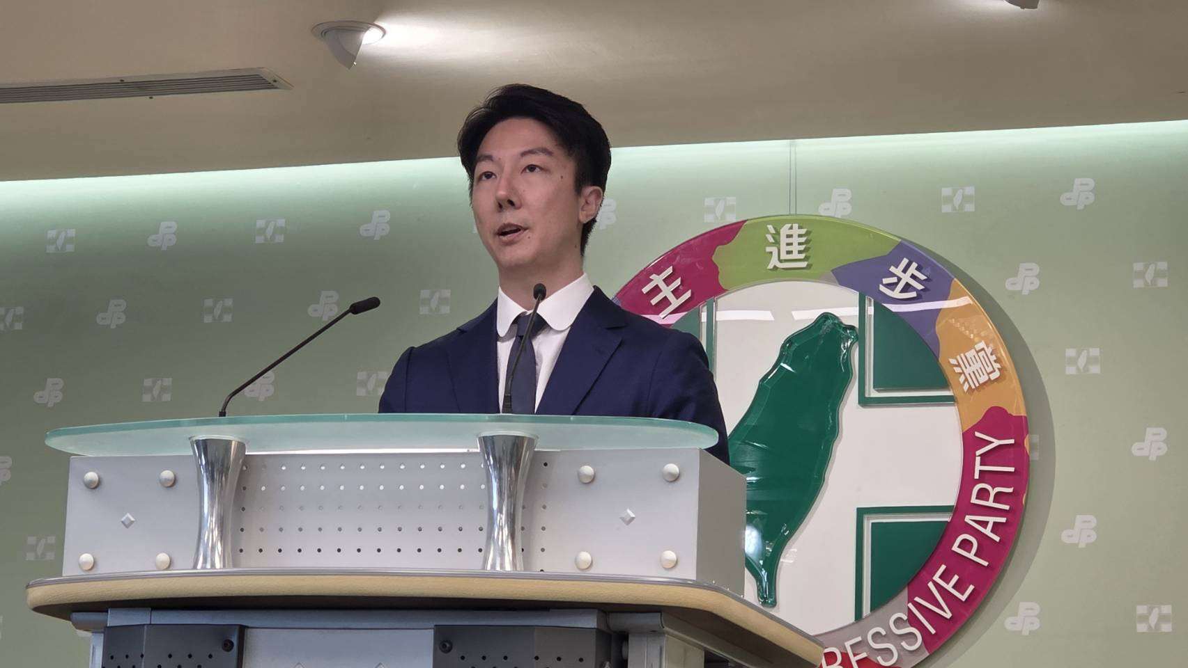 民進黨發言人吳崢在記者會上回答提問。（劉玉秋攝）