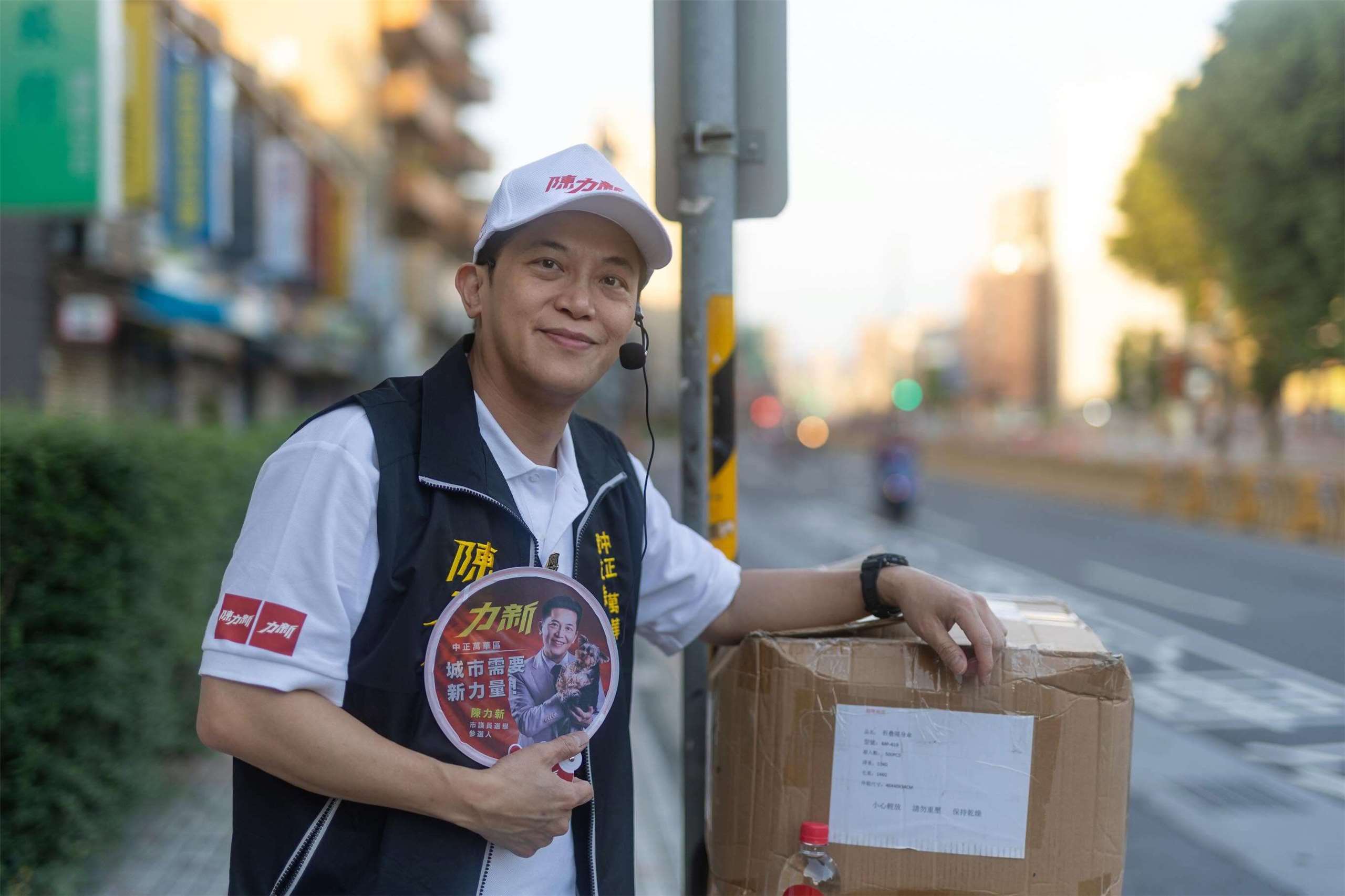 檢警調接獲民眾檢舉，指無黨籍台北市議員參選人陳力新涉嫌與特助透過贈送禮品、舉辦免費課程及電影包場等方式，向選區內具有投票權的民眾尋求支持。(圖：陳力新臉書)