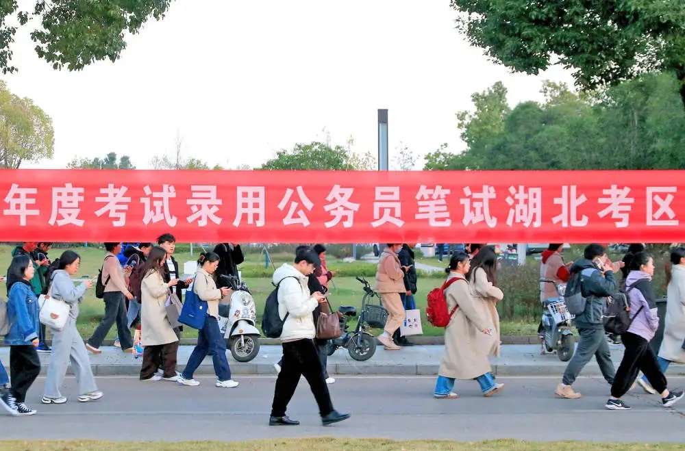 中國2027年國考報名近日截止，共計302.5萬人成功過審，人數7年來首度回落。(翻攝微博@珠穆朗瑪峰上的回頭客)