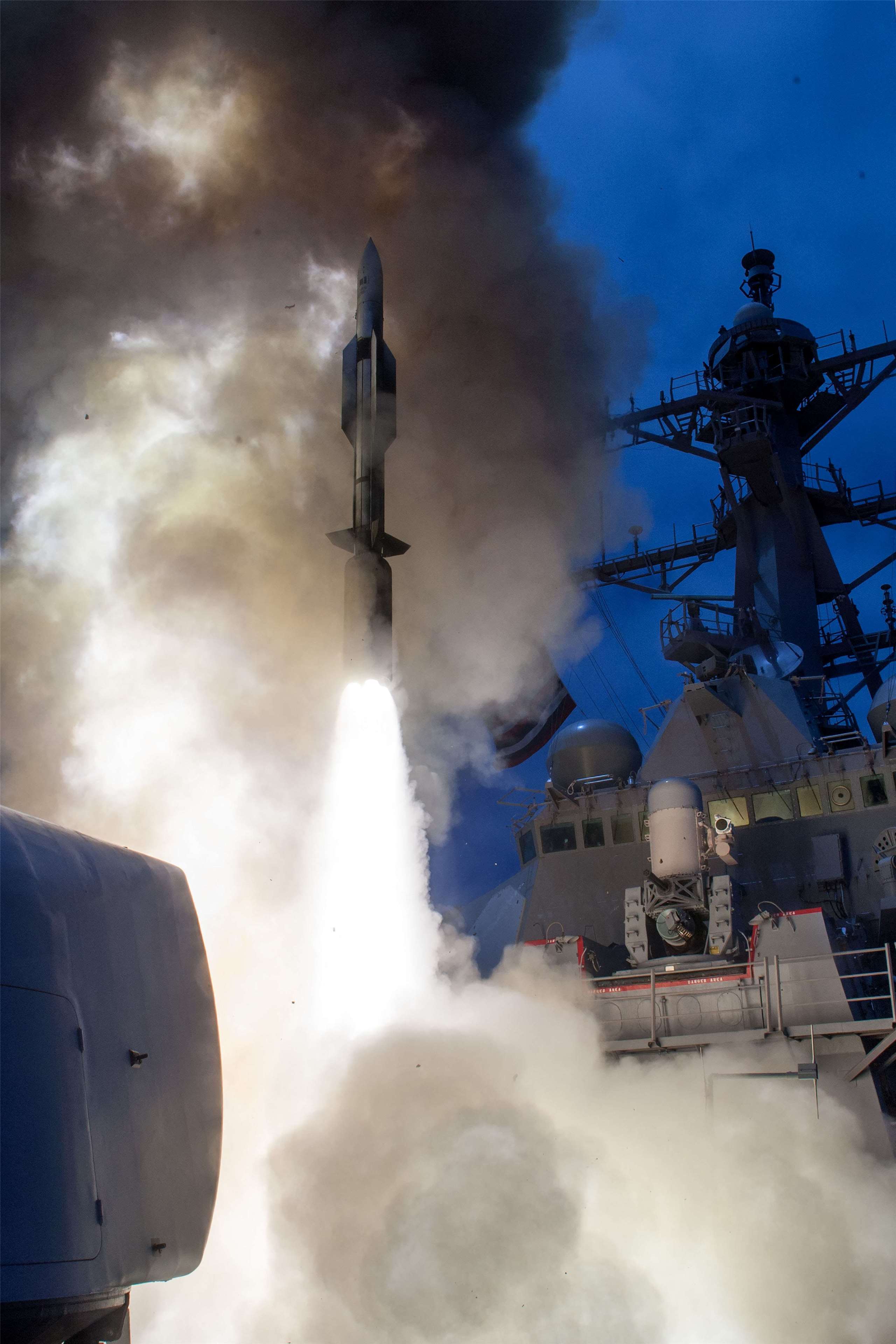 雷神公司（Raytheon）生產的「標準六型」（SM-6）飛彈實彈射擊。資料照片。