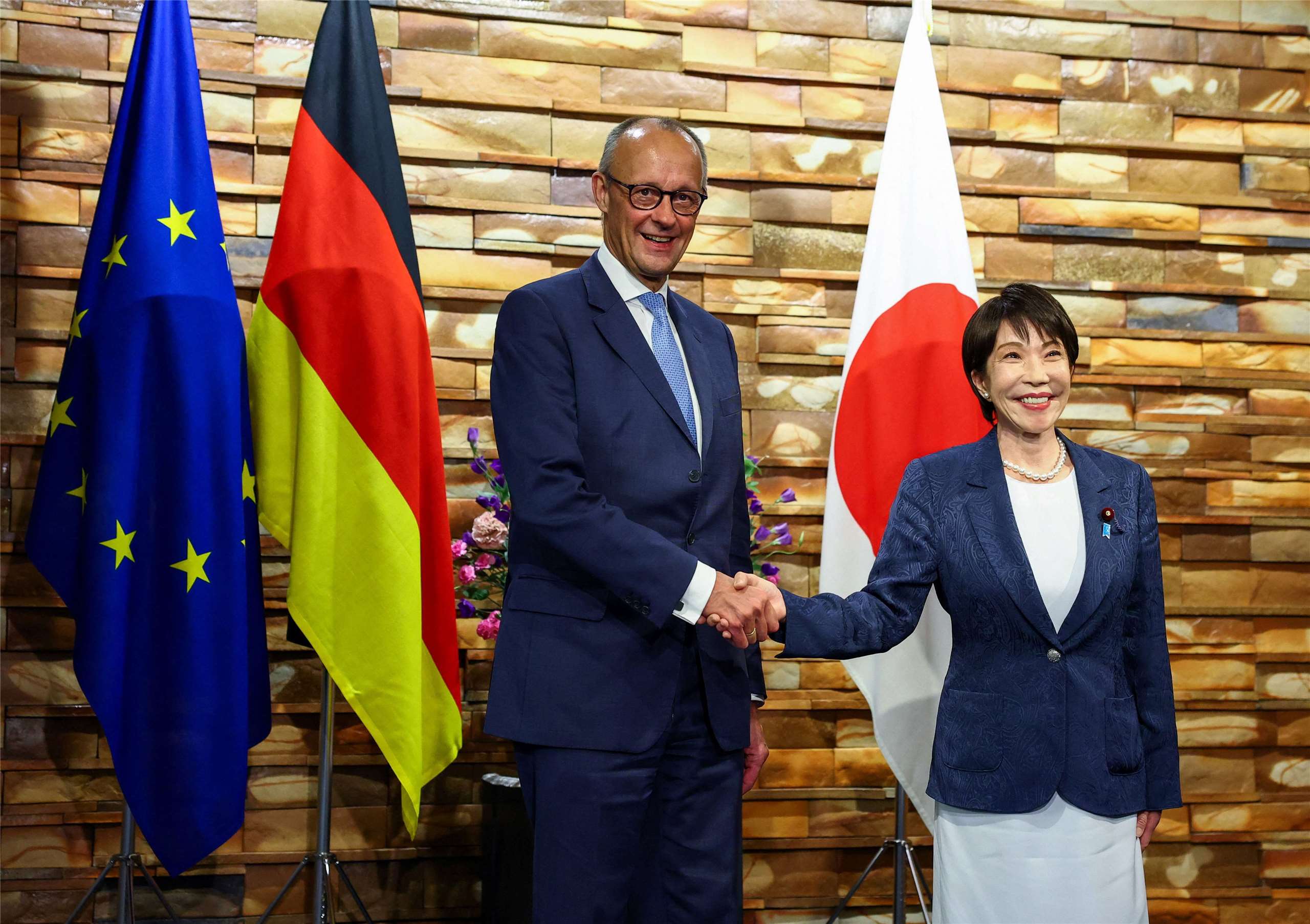 日本首相高市早苗(右)28日在首相官邸與德國總理梅爾茨(Friedrich Merz)(左)舉行會談。