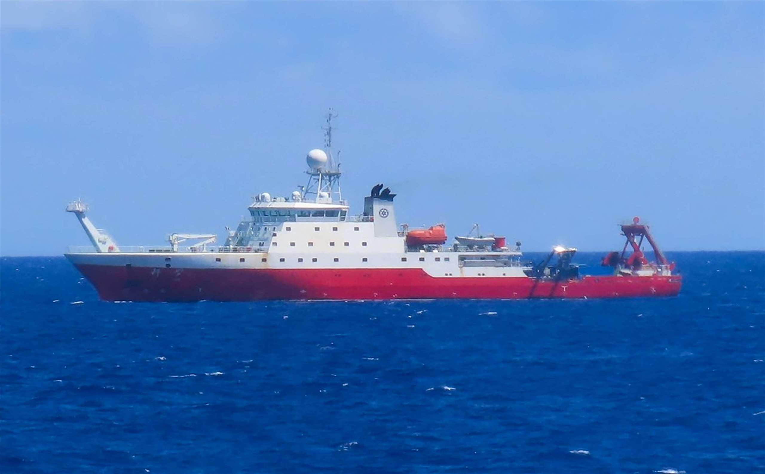 日本海上保安廳表示，中國調查船「科學號」(Kexue)9月27日首度出現在日本最南端的沖繩縣石垣島(Ishigaki island)以北約70公里處的海域，「不時從船舷和船尾向海中伸出類似線纜的物體」。(日本海上保安廳/AFP)