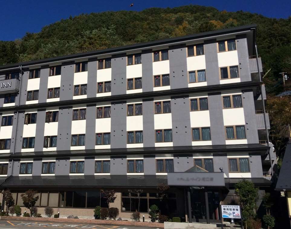 一名台灣女遊客本月陳屍於日本山梨縣一間飯店後，在事發客房持刀的一名台灣女子被警方逮捕。這名女子21日被移送日本檢方偵辦。圖為事發飯店。(圖翻攝官網)