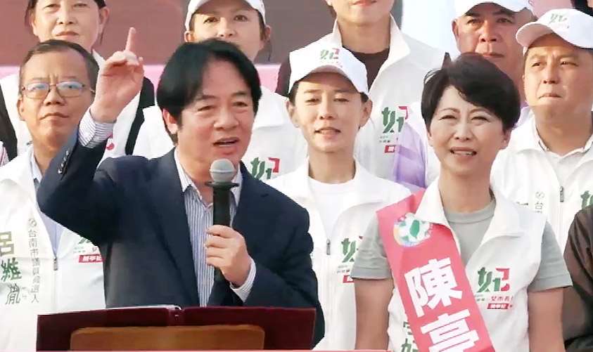 民進黨台南市長參選人陳亭妃(右)競選總部11日正式成立，出任榮譽主委、身兼民進黨主席的賴清德總統(左)親自到場力挺。(翻攝陳亭妃臉書直播)