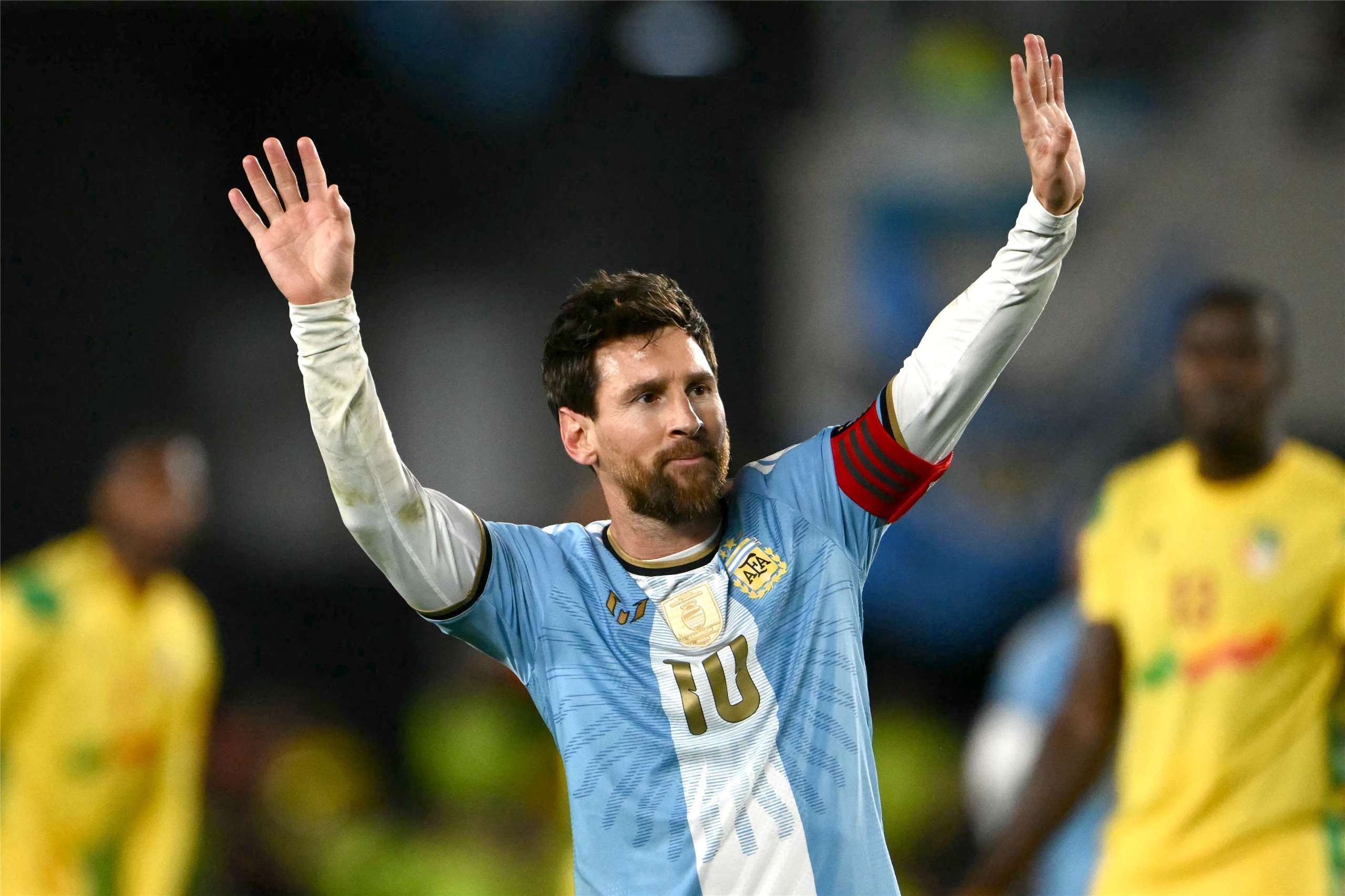 阿根廷足球巨星梅西（Lionel Messi）(前)7日代表阿根廷國家隊完成最後一場比賽，率隊以3比0擊敗貝南(Benin）。