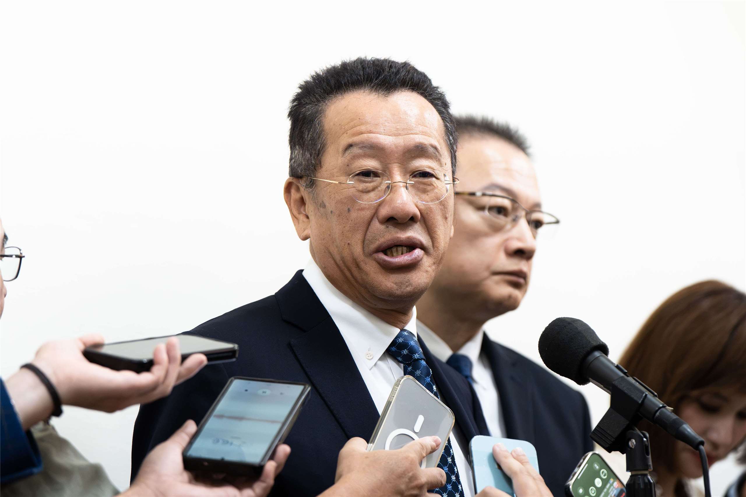 共軍12日起在5處海域展開軍演，國防部長顧立雄12日上午表示，初步研判都是在沿海進行防砲射擊，但秉持料敵從寬原則仍會持續掌握。(楊仁翔 攝)