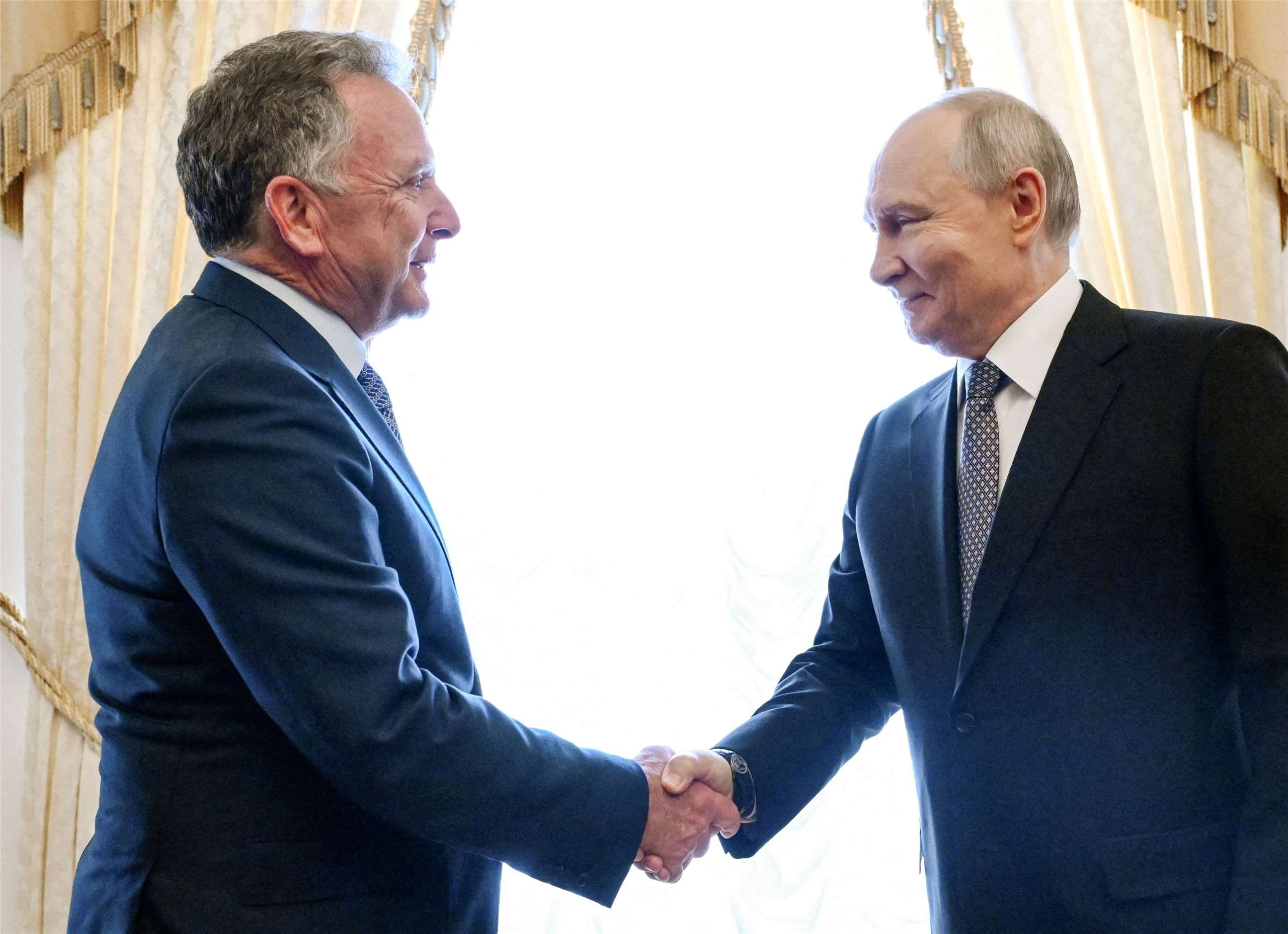 美國特使魏科夫(Steve Witkoff)(左)與俄羅斯總統普丁(Vladimir Putin)21日於聖彼得堡會面。