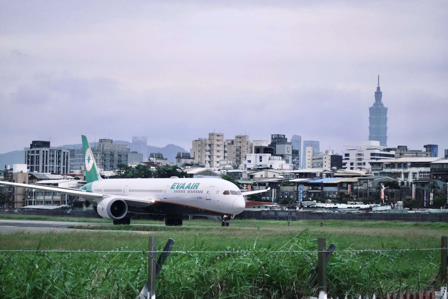 航空業的淨零轉型不只是一場燃料革命，更是全球搶油、技術突破與成本競爭的角力，台灣如何突破原料瓶頸，將是永續航空燃油發展的關鍵。(陳定杰攝)