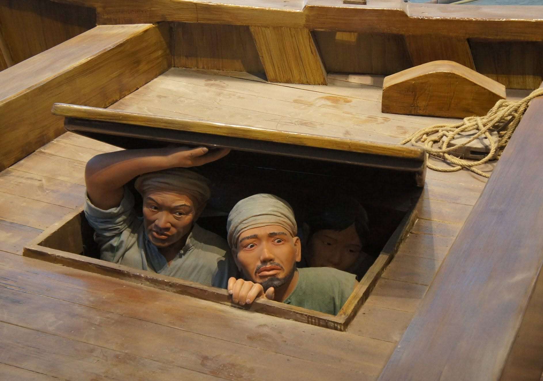 三至六世紀及唐宋時期的遠洋木船，每人分到的船艙狹小如現代膠囊旅館，採密封艙設計且採光微弱，環境惡劣且異味交織。(圖:文化部臉書)