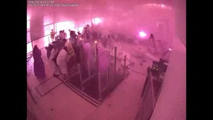 沙烏地阿拉伯利雅德國際機場10日遭攻擊，監視器畫面可見現場濃煙密布、火光沖天。過去一週機場遭攻擊4次，當局仍未說明為何事前未發布警報。