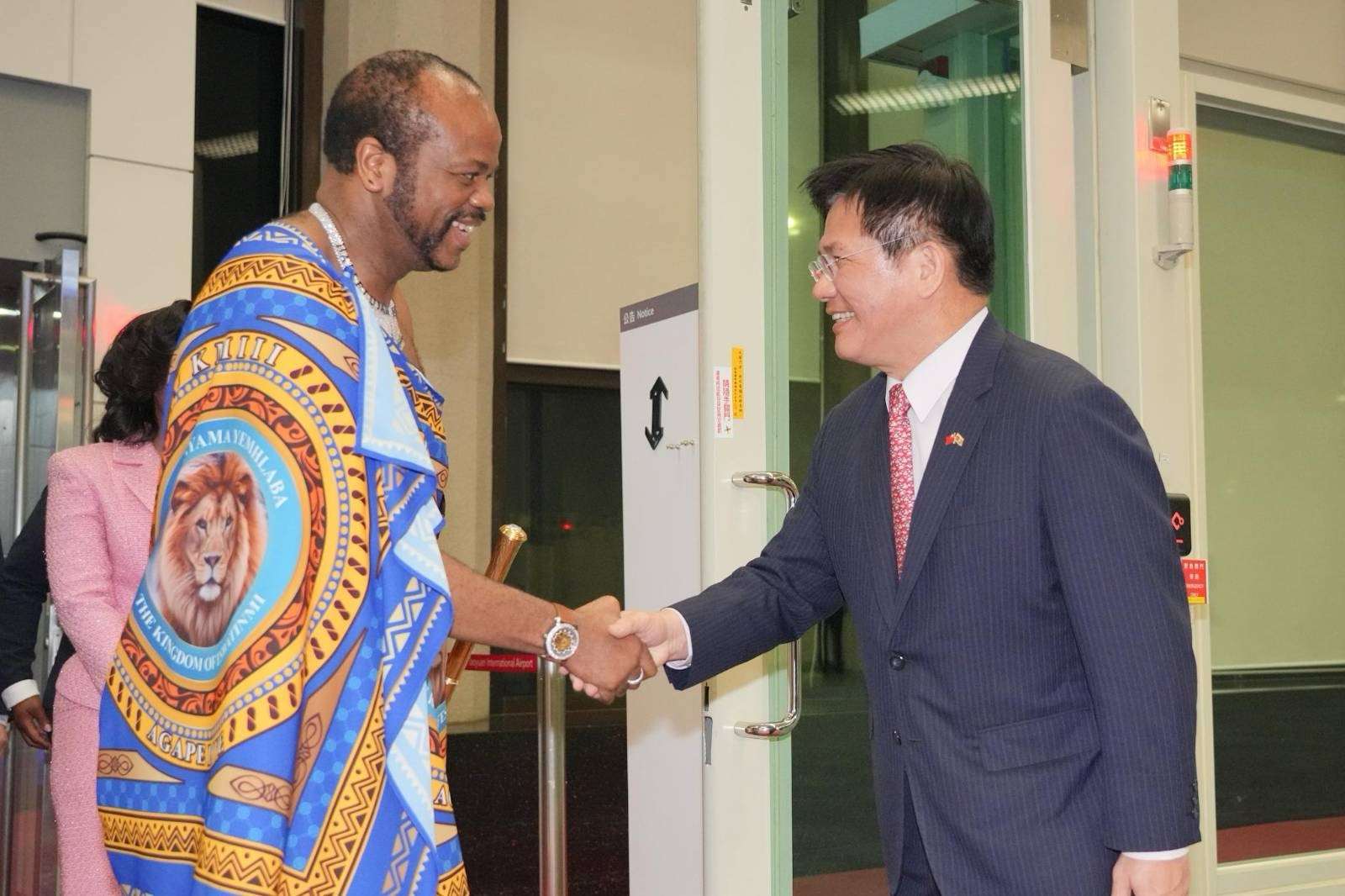 非洲友邦史瓦帝尼王國國王恩史瓦帝三世(King Mswati Ⅲ)應政府邀請，率團搭乘專機訪台參加國慶慶典活動並進行國是訪問。圖為外交部長林佳龍前往接機，代表政府與民眾表達歡迎。(圖：外交部)