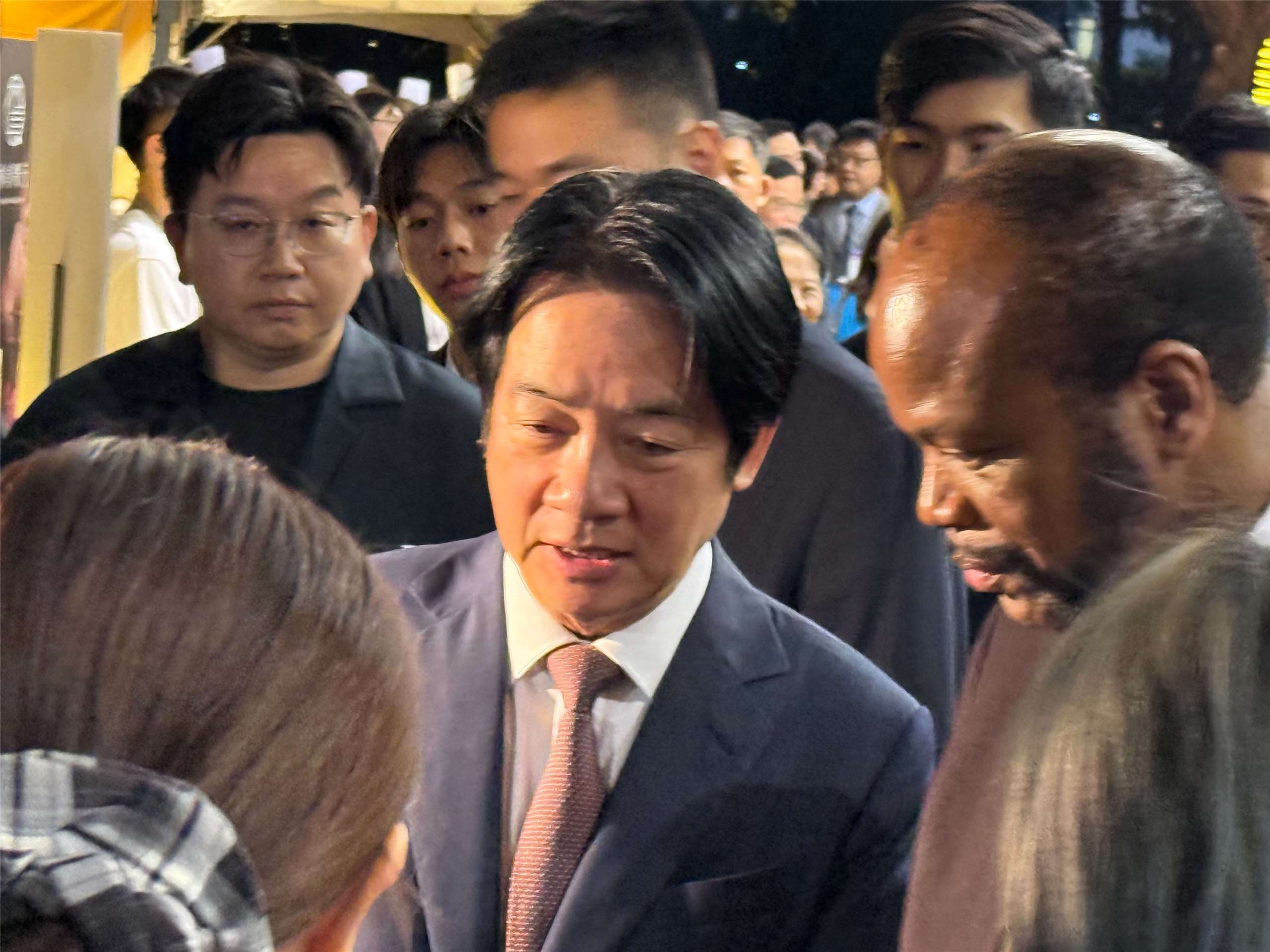 賴清德總統(左)陪同史瓦帝尼國王恩史瓦帝三世(右)逛今年國慶酒會台灣美食攤位。(謝佳興 攝)