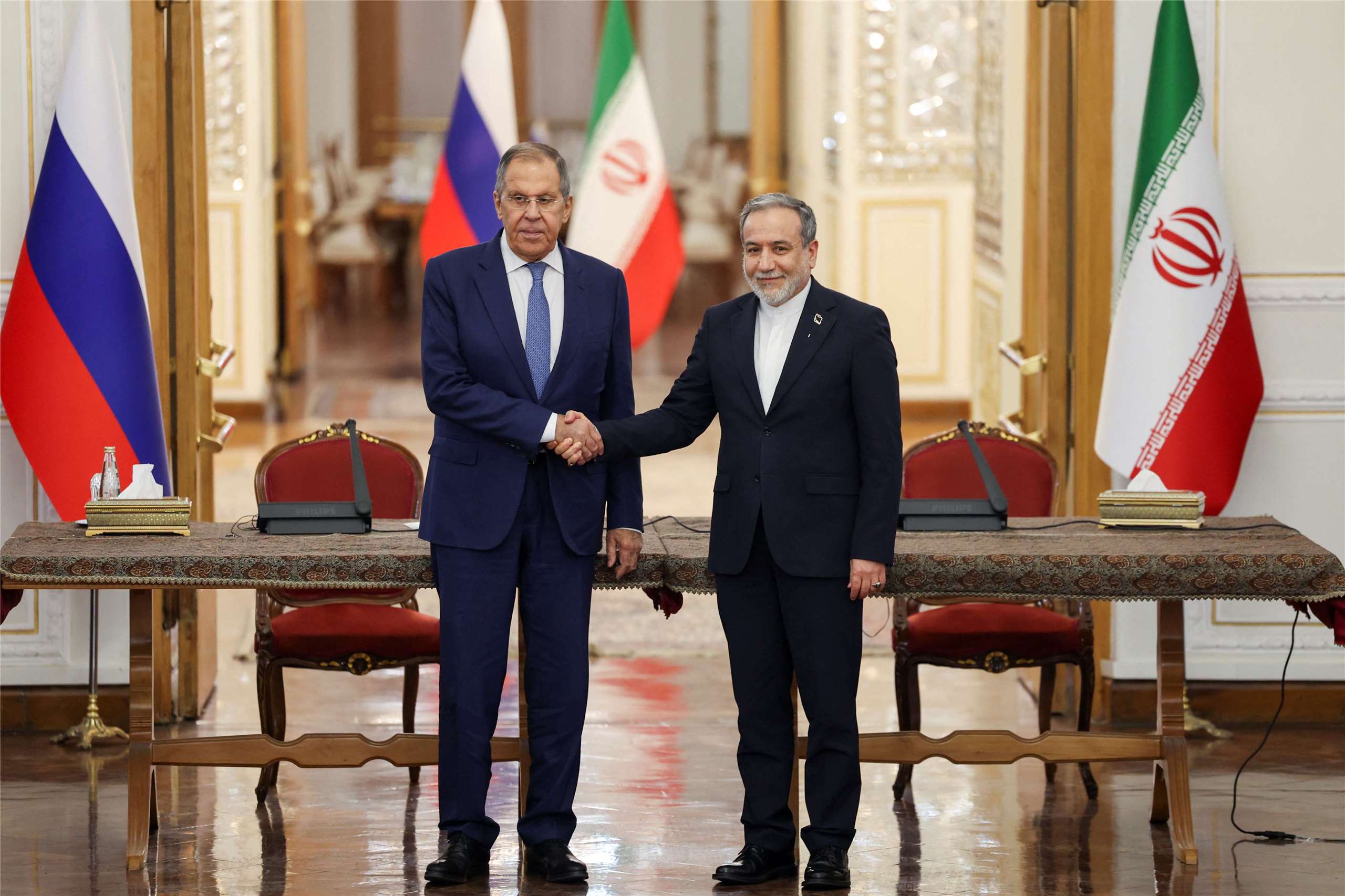 伊朗外交部長阿拉奇(Abbas Araghchi)(右)19日在伊朗接待俄國外長拉夫羅夫(Sergey Lavrov)(左)。