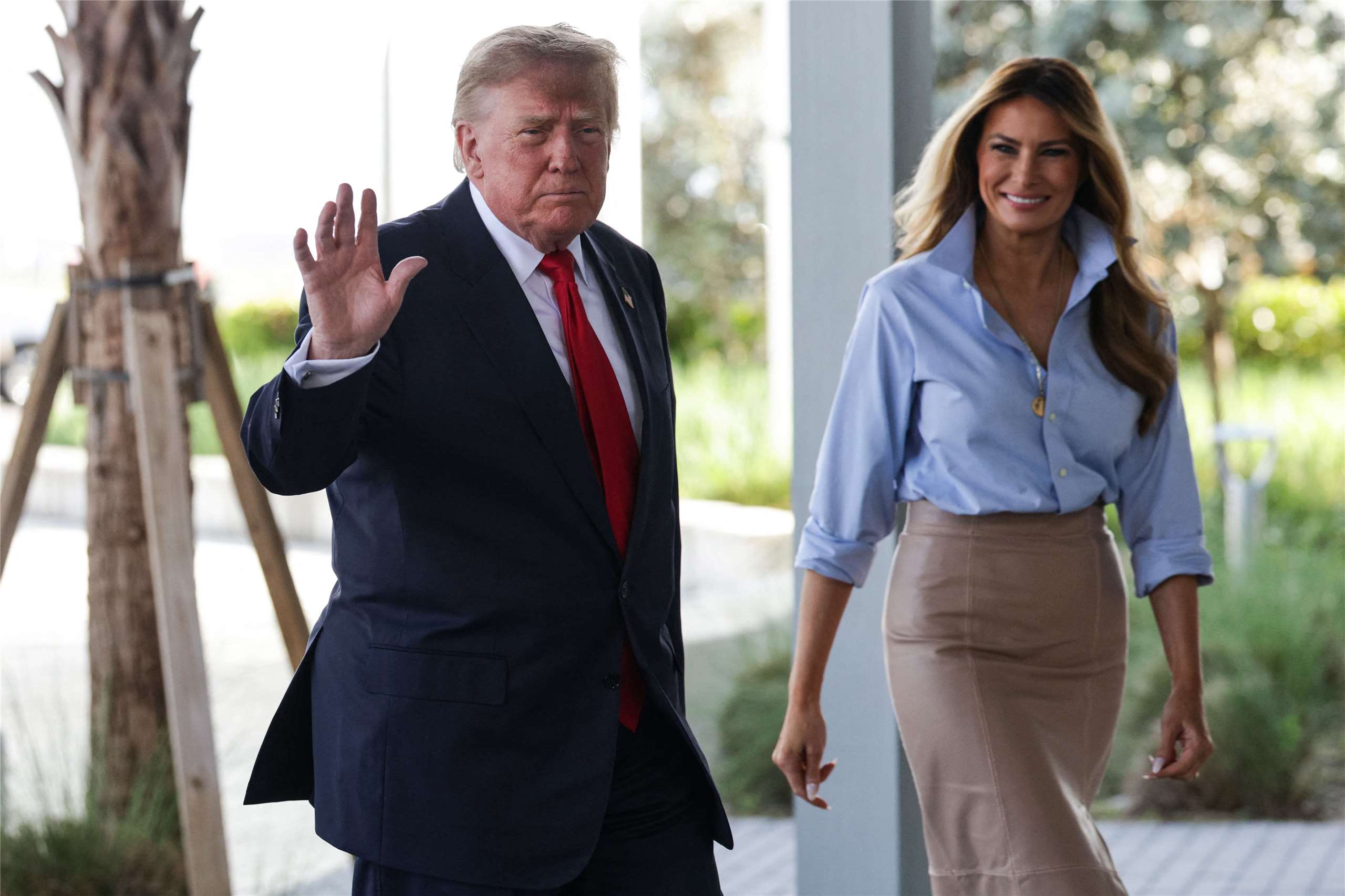 美國總統川普(Donald Trump)與第一夫人梅蘭妮亞(Melania Trump)返回佛羅里達州投票。(AFP)