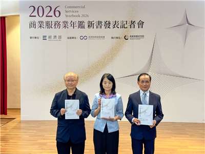 商發署長蘇文玲(中)指出，《2026商業服務業年鑑》以「AI服務商業：創新模式、消費洞察與永續思維」為主軸。(謝佳興 攝)
