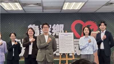 民進黨台北市長參選人沈伯洋16日與民進黨40歲以下的新世代鄉鎮市長參選人共同召開記者會，簽署並發表《地方新世代扛起台灣新時代》共同宣言 （劉玉秋攝）
