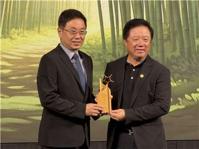 林保署長林華慶(左)13日頒獎給中華電信董事長簡志誠(右)，感謝中華電信在桃園復興鄉泰雅部落的桂竹林啟動的「泰舊換新．竹構未來」經營計畫，通過環境部的認證，成為全台首例竹林經營碳匯專案，也成為結合自然碳匯、企業淨零與部落共榮的新典範。(吳琍君 攝)