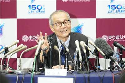 日本學者硤合憲三榮獲2026諾貝爾化學獎，7日晚間出席在東京的記者會。
