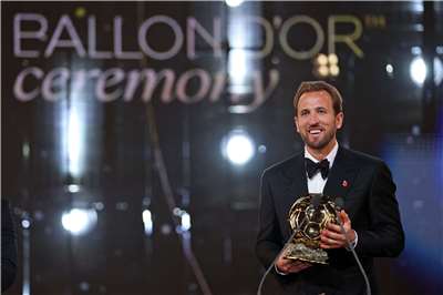 英格蘭男足球星凱恩(Harry Kane)26日拿下個人首座金球獎(Ballon d'Or)，他也是25年來首位贏得金球獎的英格蘭球員。