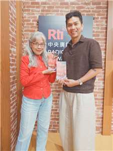 Voice to the World主持人介文，專訪 創作歌手雷擎，介紹專輯《春子》，「春子」取自阿嬤的名字，這張專輯是獻給生命中最重要並滋養一切的故鄉與阿嬤。