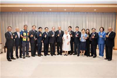 立法院長韓國瑜16日接見第36屆醫療奉獻獎得獎人一行。（立法院提供）