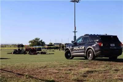 美國警方17日表示，一輛卡車衝進堪薩斯州威契塔(Wichita)一場青少年足球比賽的現場，造成一名6歲男童及一名35歲男子死亡。