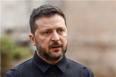 烏克蘭總統澤倫斯基（Volodymyr Zelenskiy）指責歐盟解除對俄籍富豪尤斯馬諾夫與弗里德曼的制裁為「可怕錯誤」，並宣布將擴大制裁10人作為反制，重申基輔堅決抗爭的立場。資料照