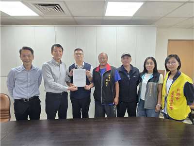 資方、桃園市政府、乖乖工會與桃園市產總達成協議合照。(工會提供)