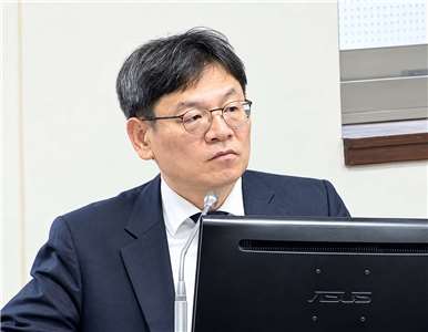 國發會主委葉俊顯15日赴立法院經濟委員會報告業務概況並備詢。(翻攝國會頻道)