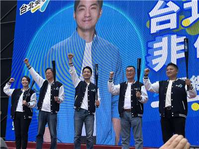 蔣萬安競總成立大會集結多位縣市首長及參選人，同穿棒球外套、舉拳造勢，展現跨縣市團結氣勢。(楊文君 攝)