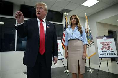 美國期中選舉將於11月3日舉行，總統川普(Donald Trump)24日在家鄉佛羅里達州提前投票後，向媒體發表談話。(AFP)