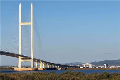 跨越中國、朝鮮兩國界河的「新鴨綠江大橋」於15日正式通車。