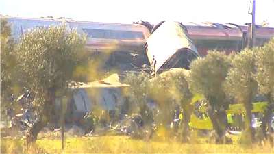 西班牙發生兩列火車追撞致車廂出軌，造成至少10死。