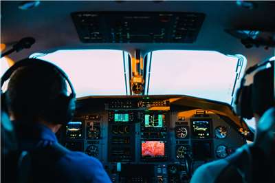 杜拜航空駕駛艙喋血事件，凸顯航安新風險，機組員審查安檢可能趨嚴。示意圖。(Caleb Woods / Unsplash圖庫)