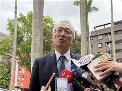 外交部政務次長吳志中6日下午到立法院施政總質詢前，接受媒體採訪。（趙婉淳 攝）