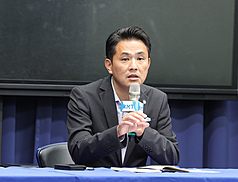 國民黨文傳會主委陳以信表示，在高雄舉行國慶升旗典禮別具意義，因為在高雄象徵多元族群融合，讓各地不分族群、不分地方都能夠共同歡聚。資料照。
