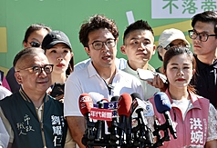 關於近期台北市校園食安問題連環爆，民進黨台北市長參選人沈伯洋(前中)1日表示，希望北市府趕快釐清真相，並做好預防措施。