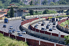 交通部高速公路局表示，預估11日國道交通量為平日年平均1.2倍，其中北向為平日1.3倍，預計11路段容易壅塞，其中國5北向宜蘭至坪林可能連塞11小時。