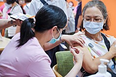 國內流感疫情處高點波動，鄰近國家日本、韓國也都在上升，疾管署呼籲民眾盡快接種疫苗，以降低感染與重症風險。(新北市府新聞局提供)