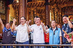 中國國民黨新北市長參選人李四川（前中）1日與前新北市長朱立倫（前左2），至土城區五穀先帝廟參拜祈福。朱立倫肯定李四川是接棒新北市長侯友宜的最佳人選。（李四川競選辦公室提供）