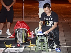 香港邊城青年等民團1日晚間在台北自由廣場舉行「台港連結抵抗極權」活動，主辦單位特別安排香港民間習俗「打小人」，抒發對威權體制的不滿。