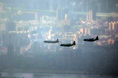 圖為國軍10月2日進行國慶大會空中操演全兵力訓練，空軍第6聯隊1架P-3C反潛機（左）與2架C-130H運輸機組成的慢速機隊進入台北市上空。資料照片。
中央社記者徐肇昌攝　115年10月2日