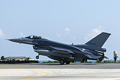 空軍對美採購66架全新F-16V（blk70）戰機，首批2架（編號6727、6728）2日中午降落台東志航空軍基地。