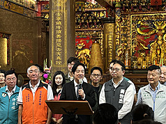 總統賴清德（前中）2日陪同民進黨桃園市長參選人黃世杰（前右2）參拜龜山顯安巖顯應祖師廟，喊話現場民眾當天要出來投票，讓黃世杰當選。